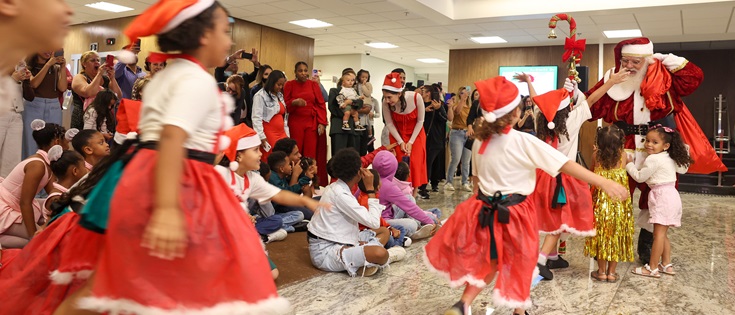 Evento marcou a entrega simbólica de presentes arrecadados na 17ª edição da campanha