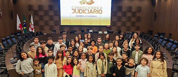 Crianças e adolescentes participam de simulação de julgamento